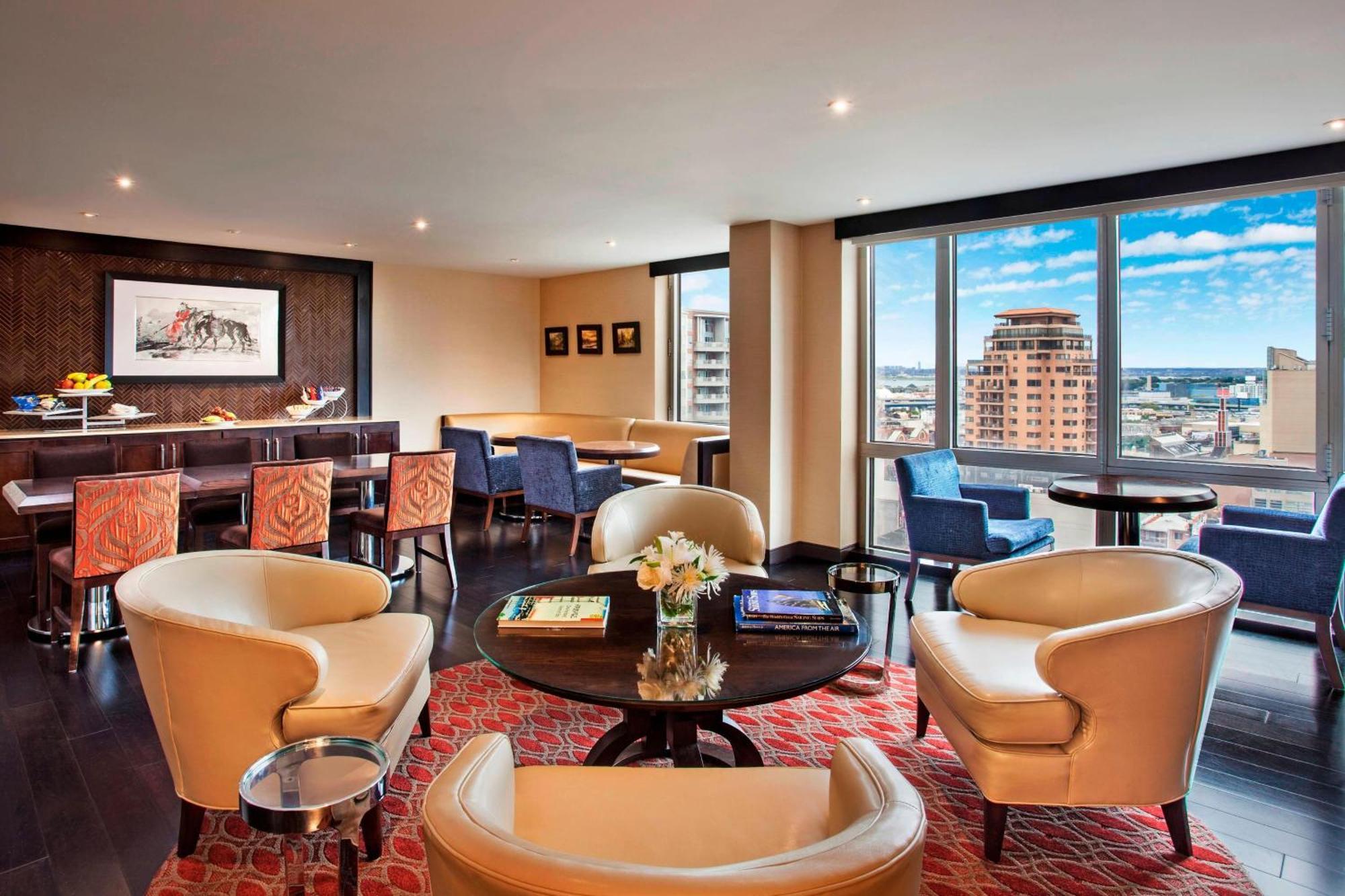 Sheraton Laguardia East Hotel New York Exterior photo